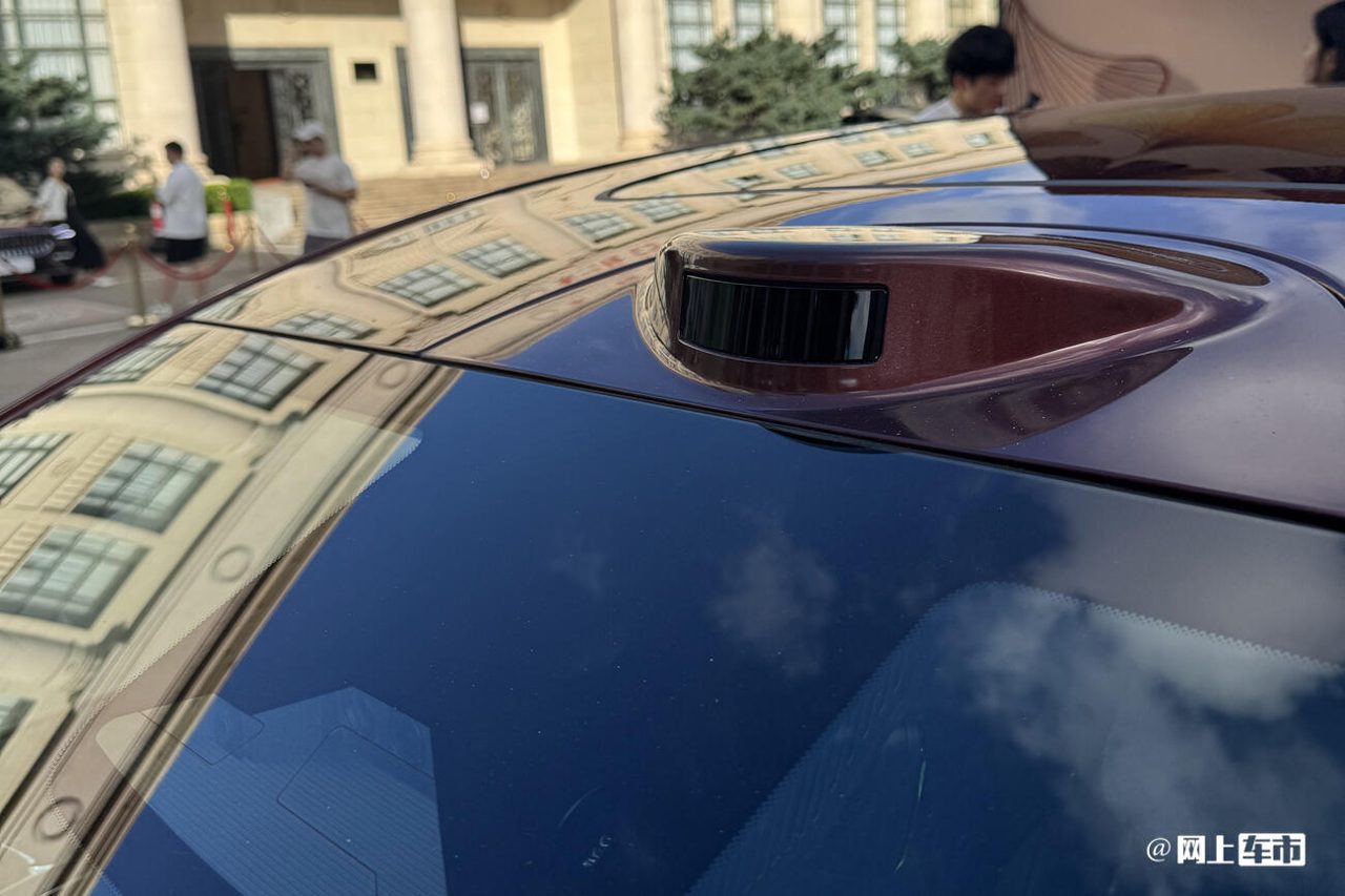 星瑞L PLUS中控台EVA实体机器人特写，显示其动态表情界面，旁边是15.4英寸2.5K中控屏