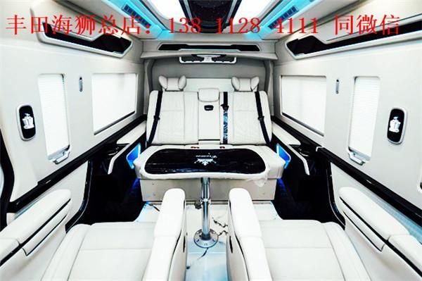 丰田海狮后排空间展示，演示座椅放倒后形成的大床或储物空间