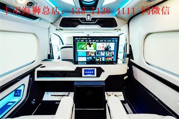 丰田海狮驾驶舱视角，展示中控台布局、方向盘和仪表盘