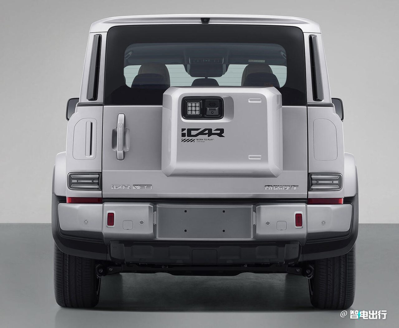 iCAR V25 车尾侧开尾门及外挂储物盒特写，展示其越野风格和实用性