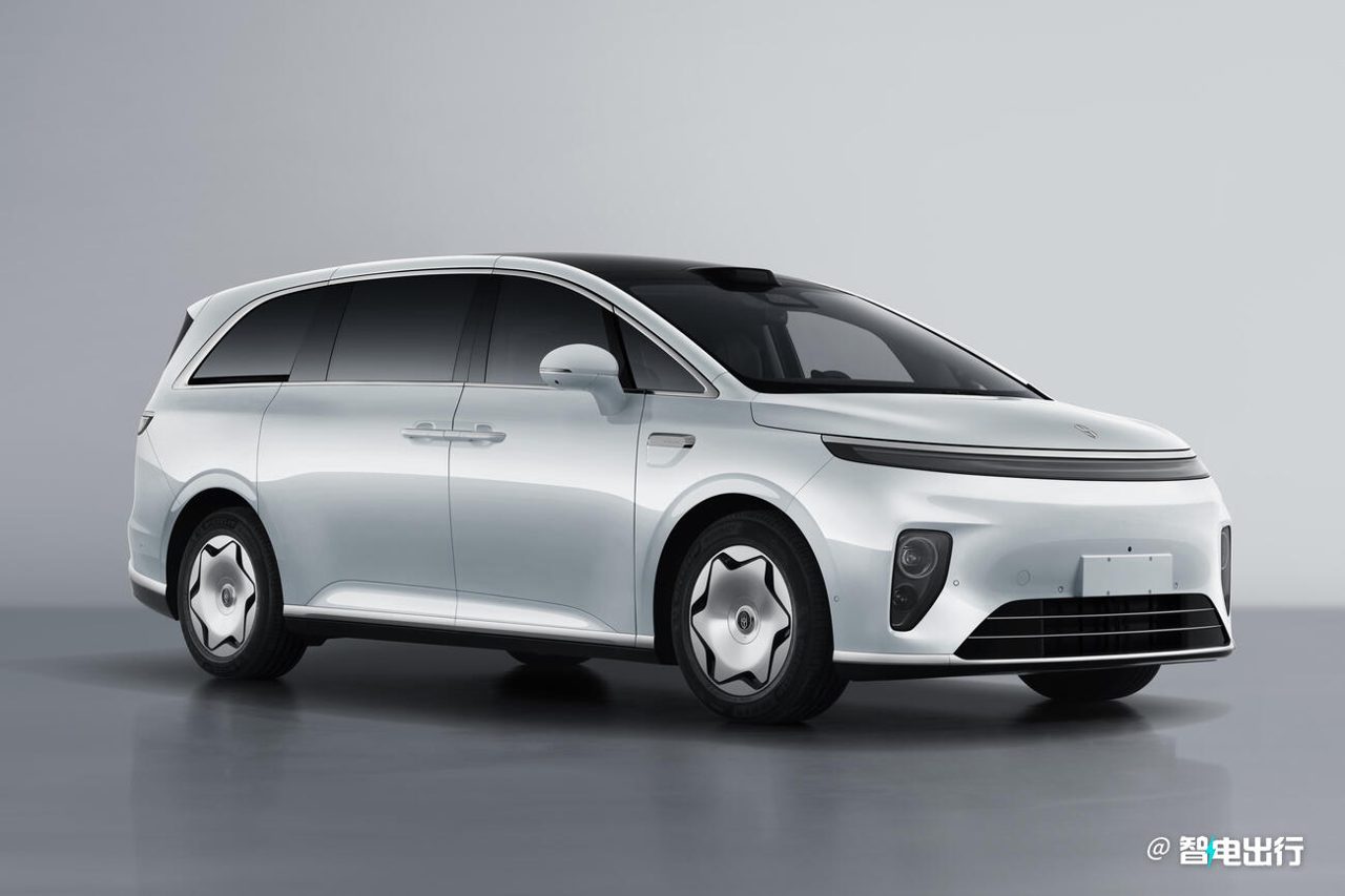 享界V8实车亮相：5米33的纯电MPV，空间真能打理想MEGA？
