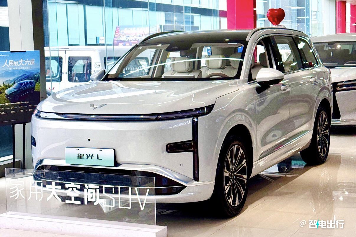 五菱星光L六天后上市，12万买6座插混SUV，第三排能调靠背，划不划算？