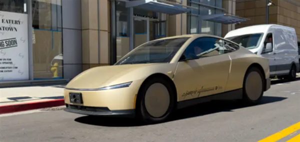 一张特斯拉Model Y和Model 3在中国市场与同价位国产电动车（如比亚迪汉EV、小鹏P7i）的配置对比表格，含续航、轴距、智能驾驶功能、充电速度等关键参数
