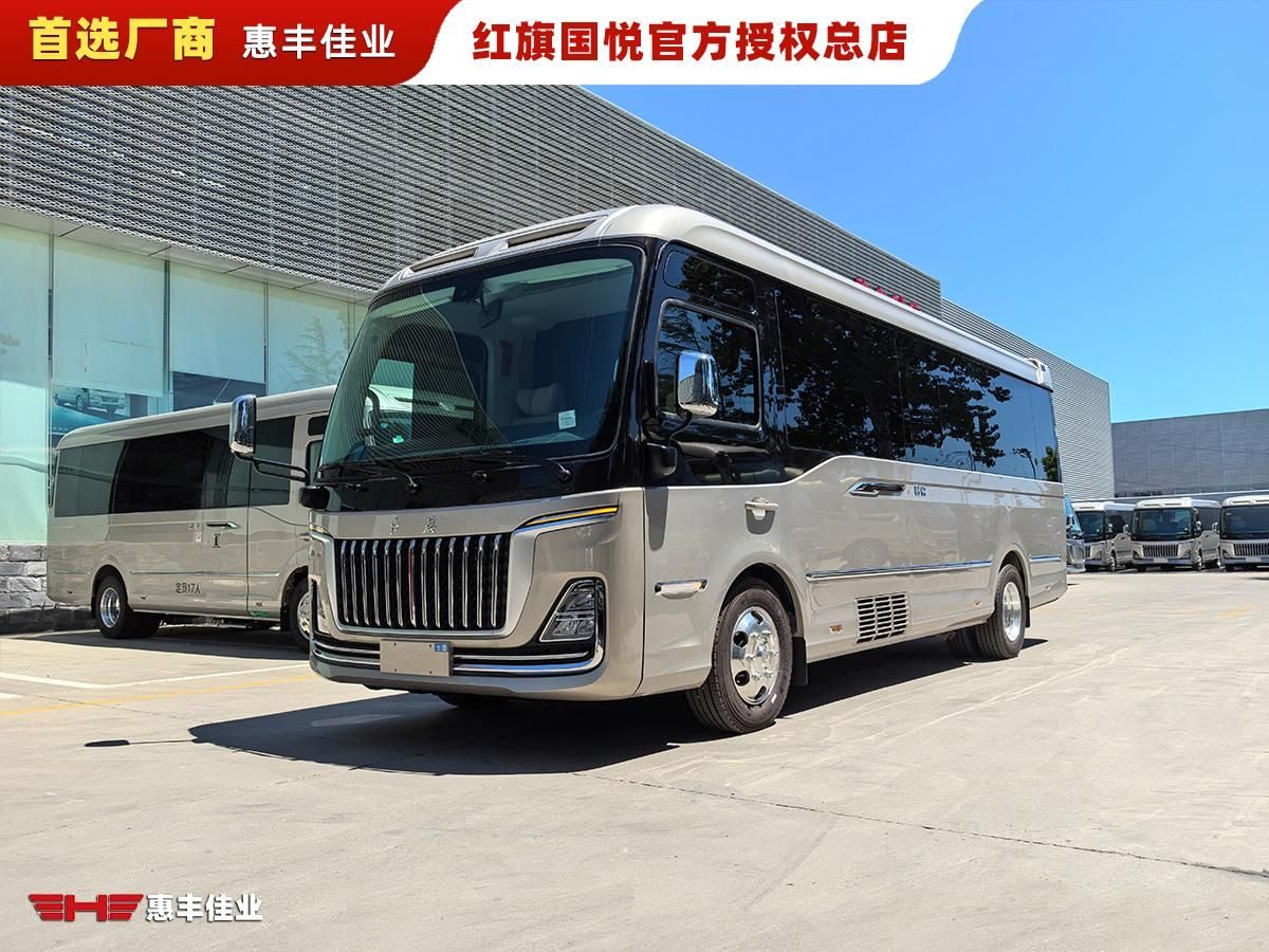 红旗国悦改装车间内景，无尘施工环境，技术人员正在对座椅进行手工包覆作业