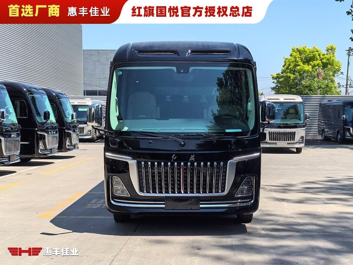 惠丰佳业展厅内多台红旗国悦现车整齐排列，展示不同座椅布局和内饰配色方案