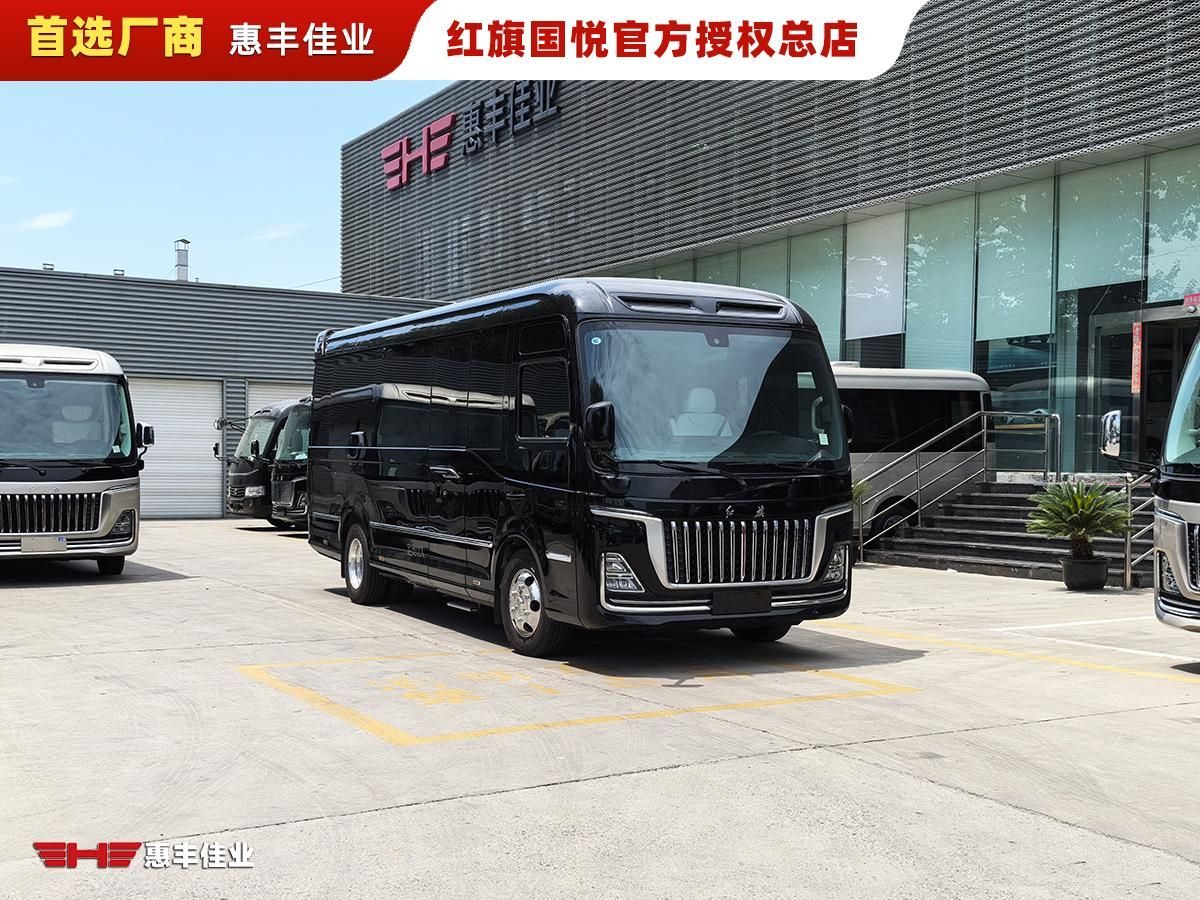 惠丰佳业改装车间的无尘施工环境和手工双线缝纫工艺细节，展示专业改装品质