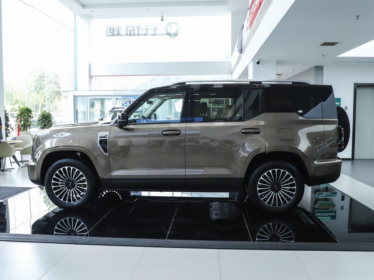长城H10中控台及15.6英寸中控屏展示，体现座舱科技感和内饰用料