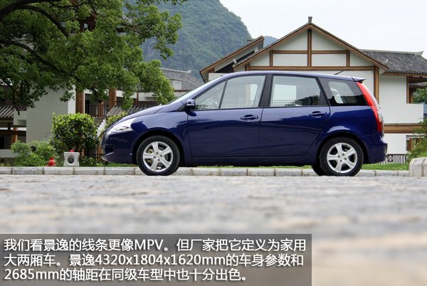 发动机舱布局实拍，展示发动机和主要部件