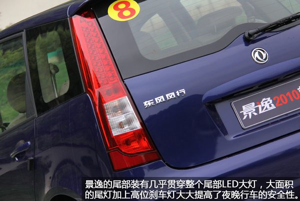 后排座椅放倒操作演示，展示便利性