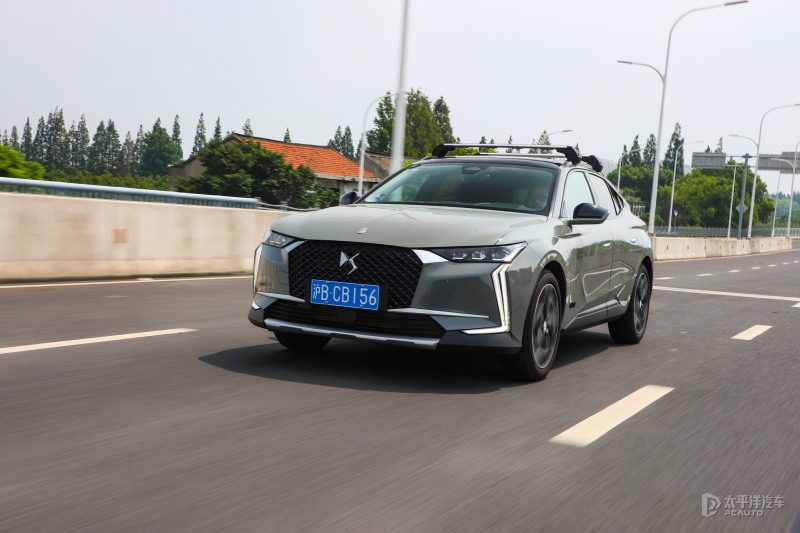 DS4内饰全景，展示其独特的座舱布局、材质拼接以及中控台上的BRM时钟