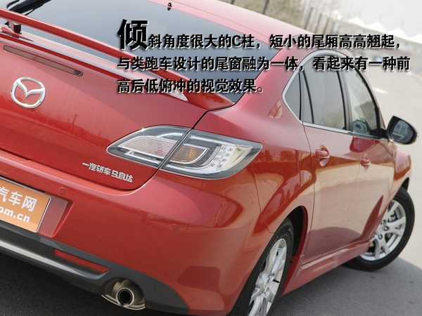 睿翼轿跑后备箱开启状态，展示开口大小和纵深
