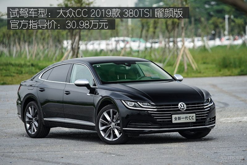 全新一代大众CC前45度角静态展示，黑色车身，无框车门打开状态，突出溜背造型和流畅线条