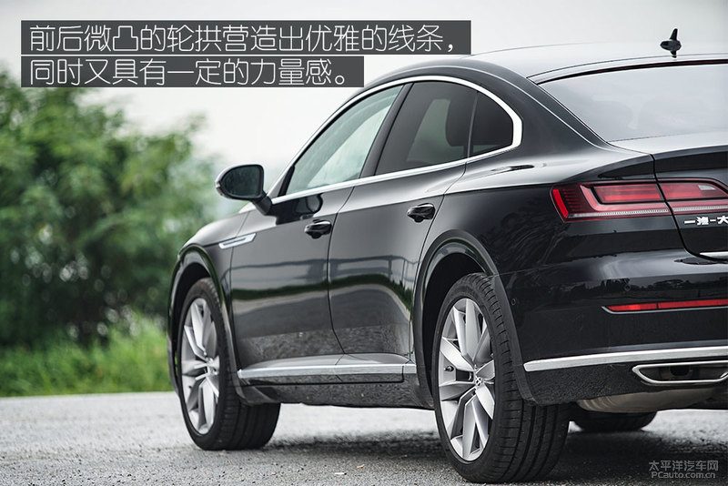 全新一代CC在高速公路上行驶的动态抓拍，展示车身姿态和运动感