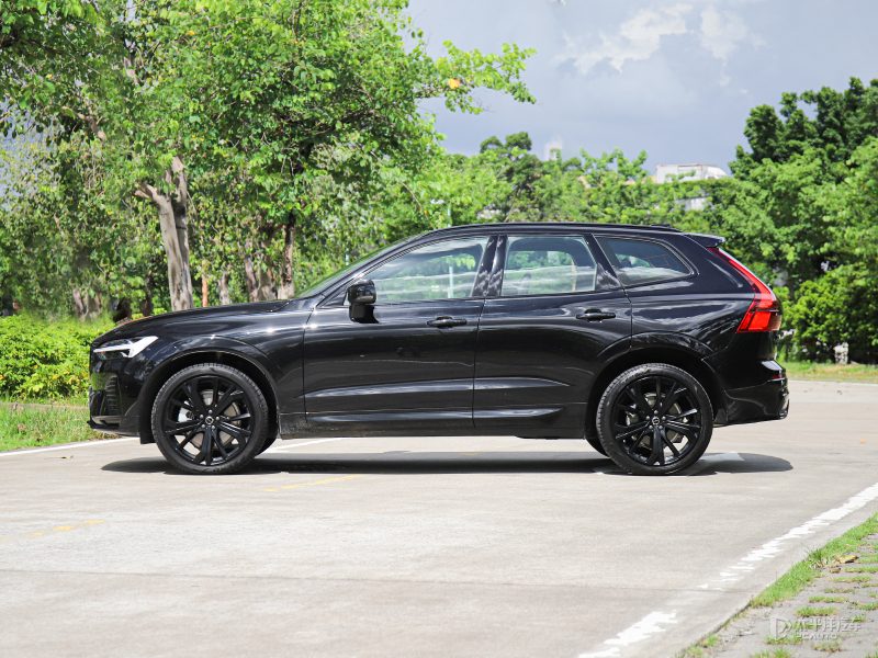 2026款沃尔沃XC60车尾灯组特写，展示重新设计的战斧式尾灯点亮效果