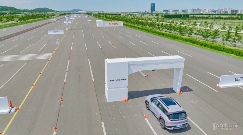 北京现代EO完成25%偏置碰撞后的车头特写，展示其乘员舱完整性和气囊打开状态