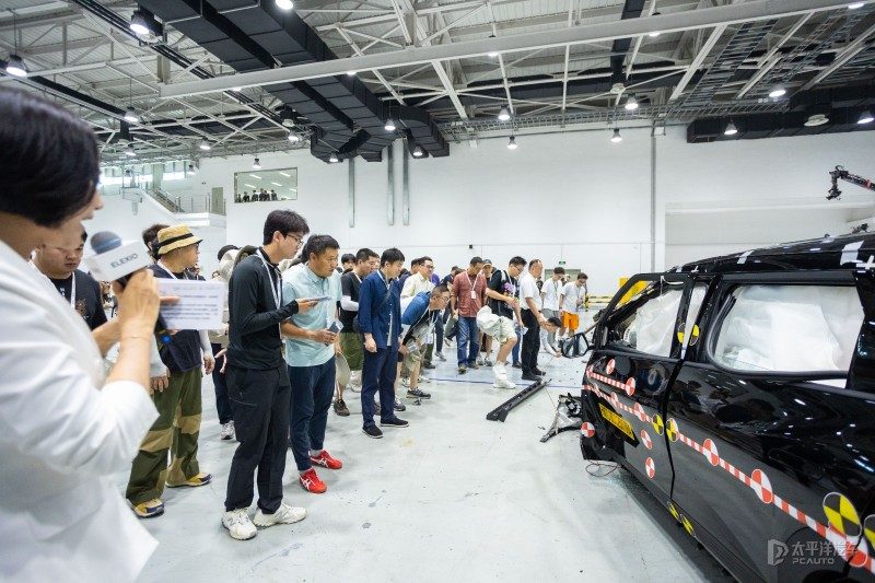 北京现代EO在综合耐久试验路上行驶，车轮压过破损路面，车身姿态控制良好