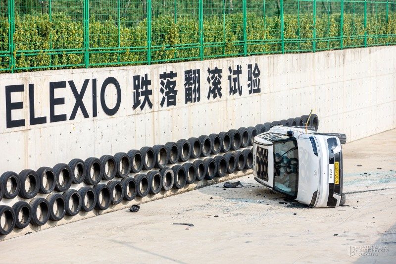 前排座舱、车机界面和常用功能操作实拍图