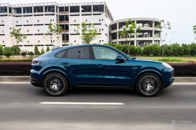 二手车市场或车商展厅，展示一台二手Cayenne E-Hybrid，强调保值率话题