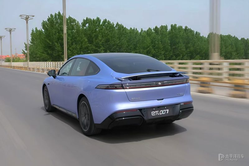 2025款奕派007中控台全景，展示15.6英寸悬浮中控屏、10.25英寸仪表屏和环抱式座舱布局