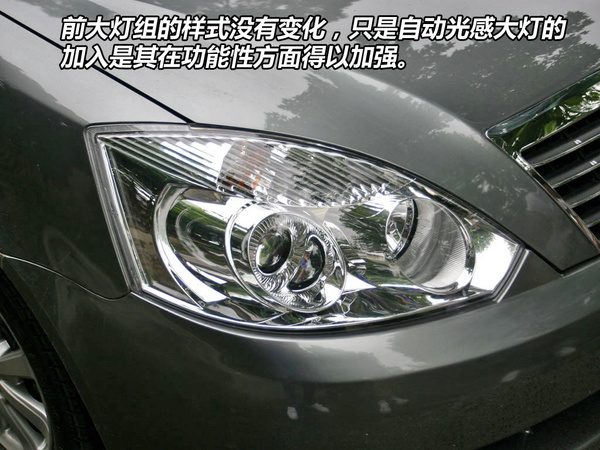 远景导航版后排空间展示，前排座椅调至正常位置，展示腿部空间