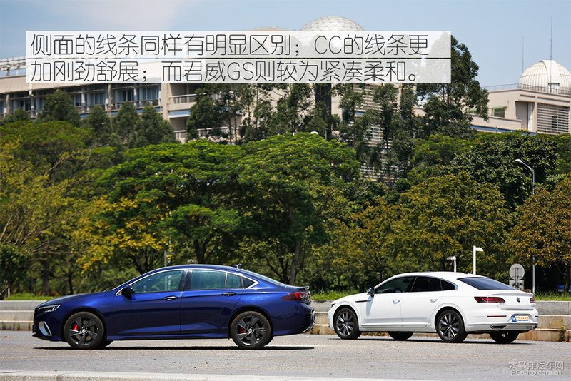 两车在弯道中行驶的动态抓拍，展示车身姿态差异
