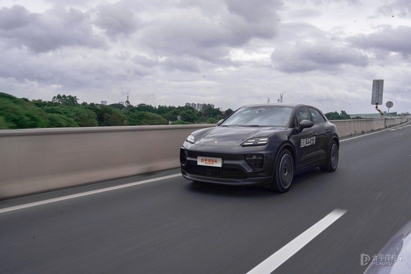 Macan EV在城市拥堵路况中行驶，展示其Normal模式下的动态表现，背景为高架桥