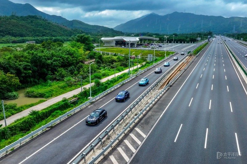 Macan EV在高速公路上疾驰，展示其Sport模式下的加速姿态，背景为夕阳