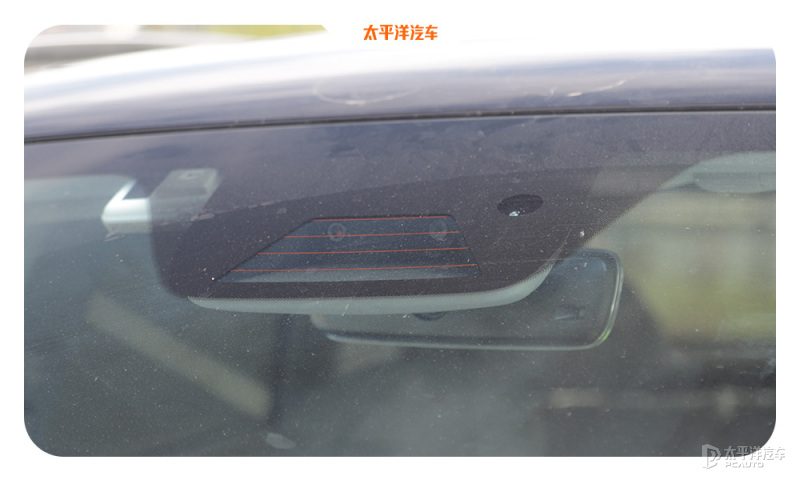 零跑C11在测试场进行自动泊车测试，车辆正在倒车入库，车位两侧有障碍物