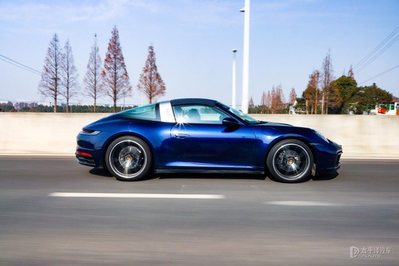 Targa 4在夜间城市灯光下，车尾贯穿式尾灯亮起，展示其独特的车尾线条和保时捷品牌标识