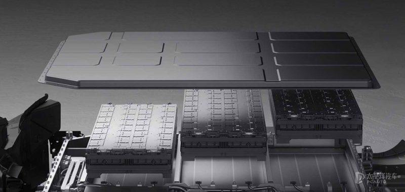 极石01在高速公路行驶的实拍图，展示车身姿态和行驶环境