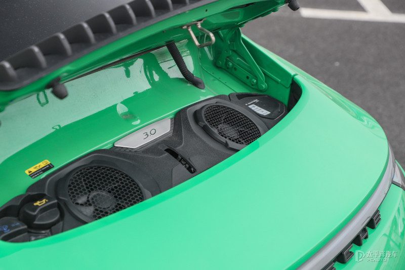 保时捷911 Carrera T 内饰驾驶位视角，展示Alcantara方向盘、织物门拉手以及轻量化座椅
