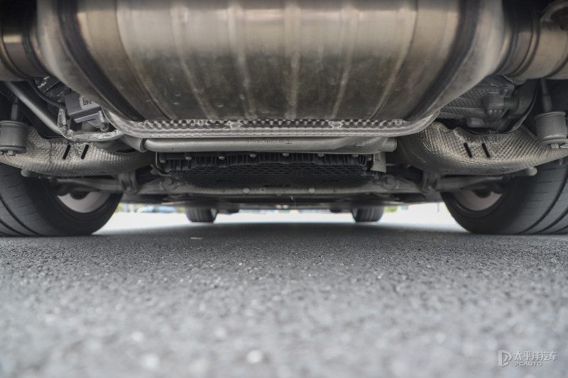 保时捷911 Carrera T 侧后方动态行驶图，展示其过弯姿态和降低后的车身高度
