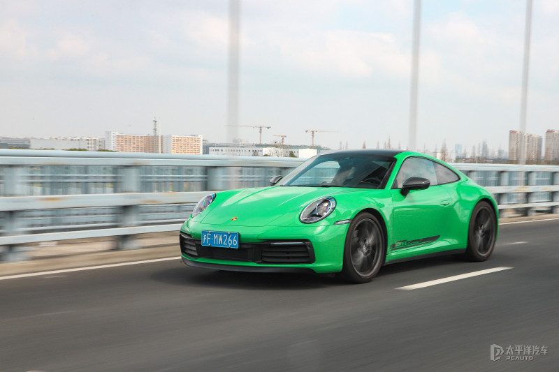 保时捷911 Carrera T 方向盘驾驶模式旋钮特写，展示Sport、Sport Plus等模式选择