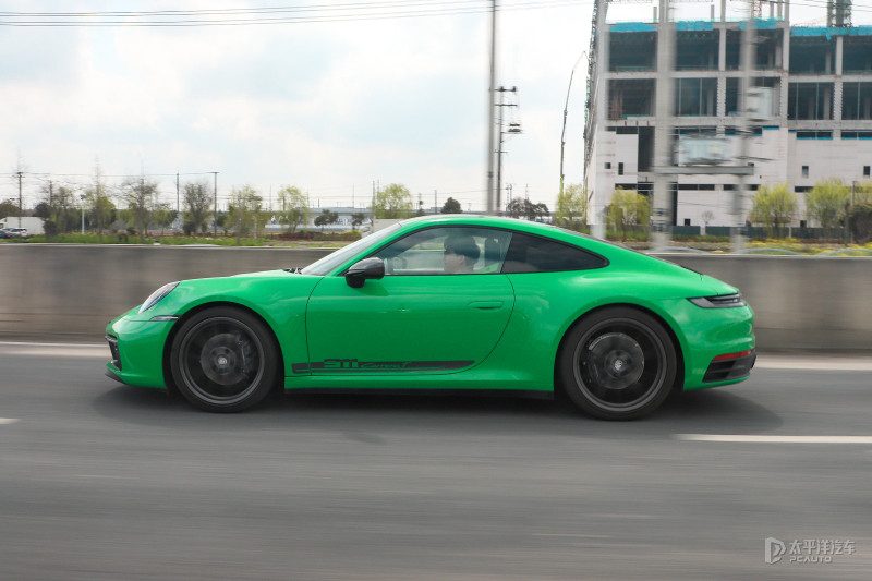 保时捷911 Carrera T 与普通Carrera并排对比图，从车尾角度展示两者排气和尾标差异
