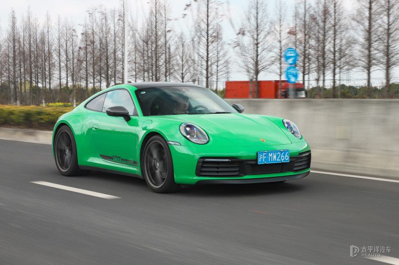 保时捷911 Carrera T 后排空间展示，显示取消后排座椅后的储物空间