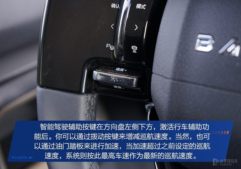 车辆在快速路匝道过弯的动态侧拍，展示车身姿态和悬挂支撑