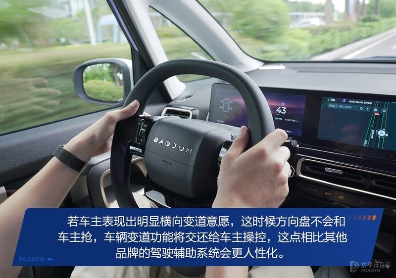 车辆在狭窄墙角车位自动泊入的连续动作截图，展示车位识别和路径规划