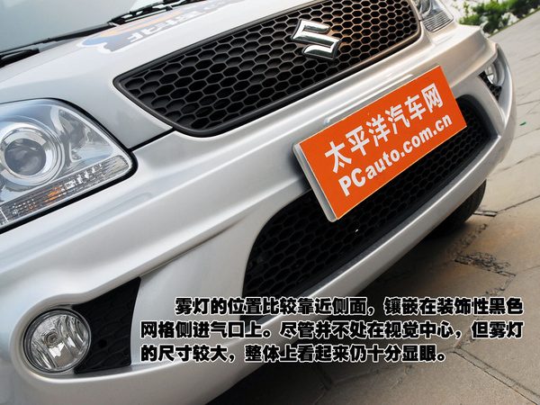 底盘悬挂结构特写，展示前麦弗逊和后扭力梁