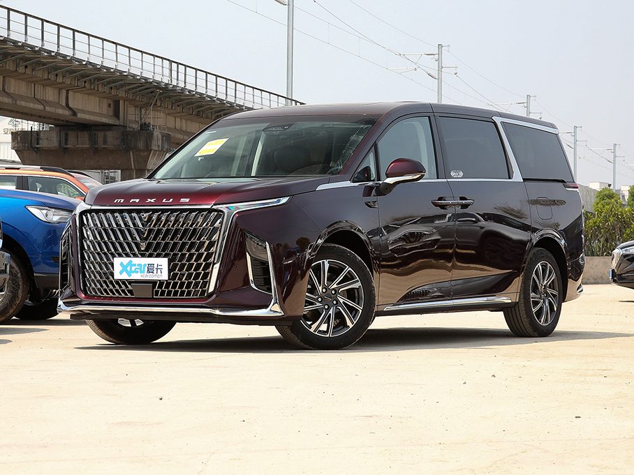 上汽大通MAXUS G90第二排座椅实拍，展示独立座椅、腿托和中央通道，座椅材质为皮质