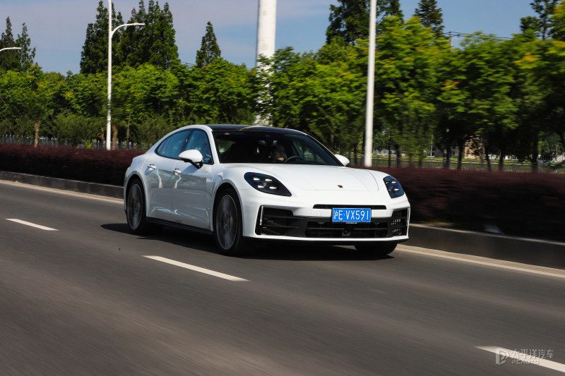 Panamera与奔驰AMG GT四门版、宝马M5并排停放的对比图