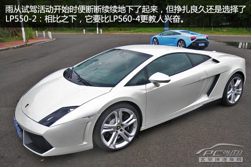 盖拉多LP550-2发动机舱特写，展示中置5.2升V10自然吸气发动机本体
