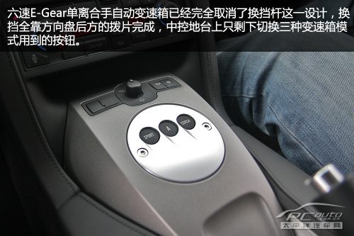 仪表盘在加速过程中的特写，指针快速扫过转速表红线区域，突出换挡冲击感
