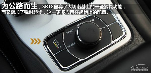 SRT8发动机舱特写，展示巨大的6.4升HEMI V8发动机和进气系统