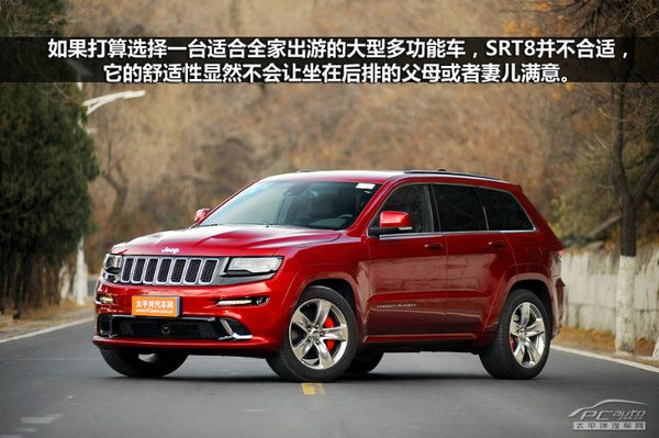 SRT8中控台全景，展示8速变速箱换挡杆和双液晶屏幕