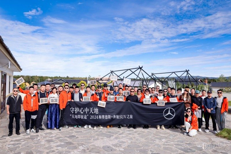 G级在湍急河道中涉水，水面没过轮毂一半，车身姿态稳定，无倾斜