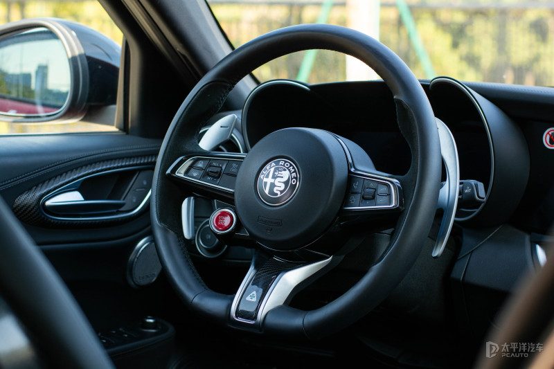 Giulia四叶草版的发动机舱特写，展示那台源自法拉利的2.9T V6发动机