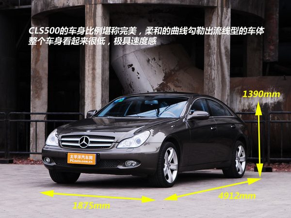 CLS500内饰驾驶位视角，方向盘、仪表盘和排挡杆区域，重点展示方向盘后方没有换挡拨片