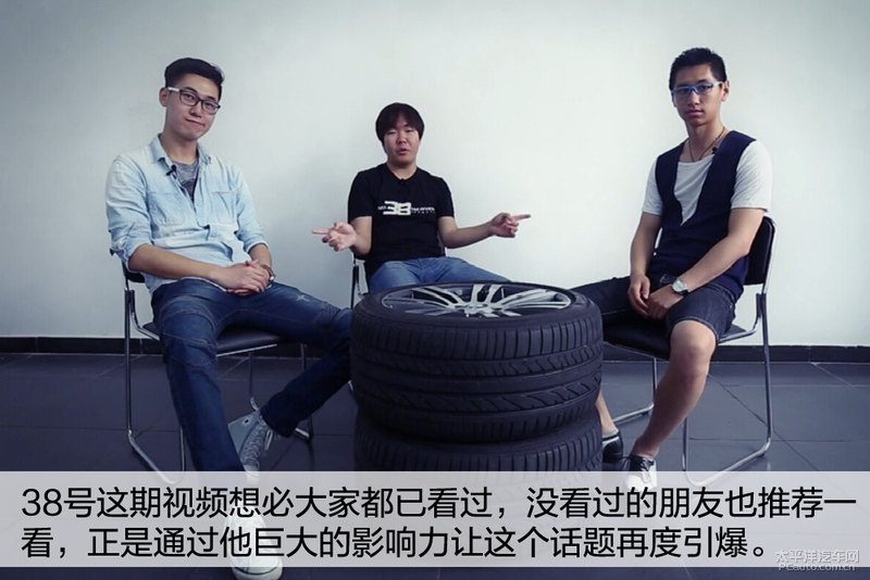 一张车主正在用润滑剂喷铰链的维修场景图