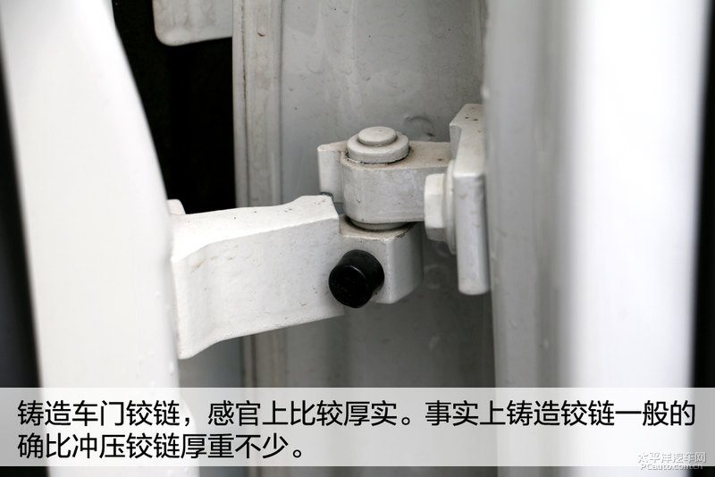 一张不同车型（德系、日系）铰链结构对比的实拍图