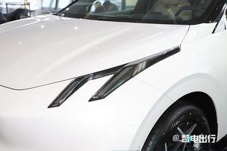 领克20的车尾45度视角图，突出双尾翼和贯穿式尾灯设计